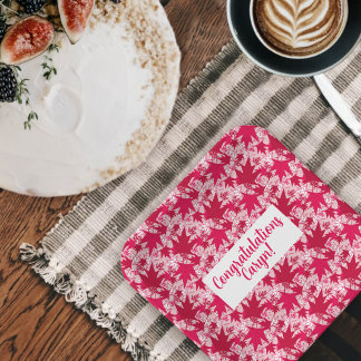 Feuilles d'érable sur assiettes en papier à fond r