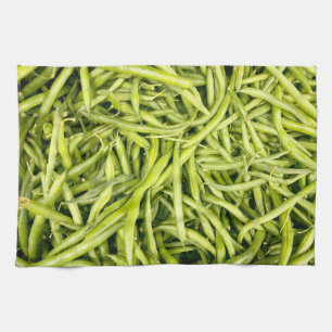 Fèves vertes sur une serviette de cuisine