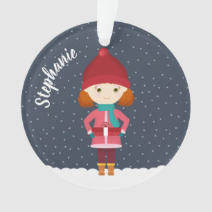 Fille aux chutes de neige en hiver
