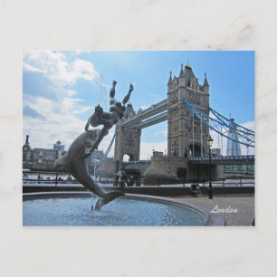 Fille avec une carte postale Dolphin et Tower Brid