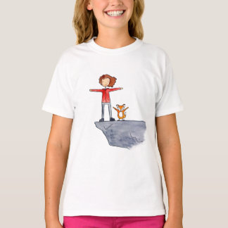 Fille d'ABCs de randonneur sur le T-shirt de roche