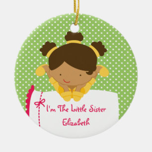Fille de bonbon à ornement de Noël de petite soeur