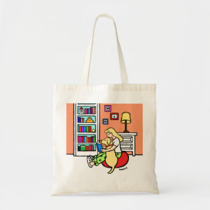 Fille de lecture avec un sac fourre-tout jaune à