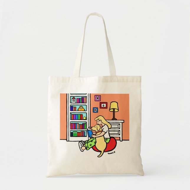 Fille de lecture avec un sac fourre-tout jaune à (Devant)