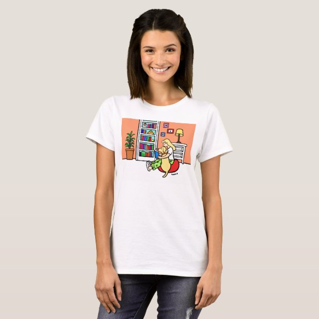 Fille de lecture avec un T-shirt jaune de Labrador (Devant entier)