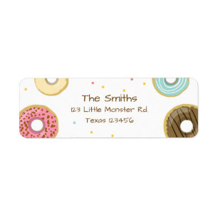 Fille douce de beignet d'étiquette de adresse de