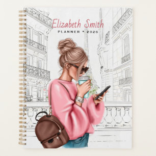 Fille élégante avec du café à Paris