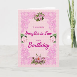 Fille en droit Anniversaire avec carte rose Roses