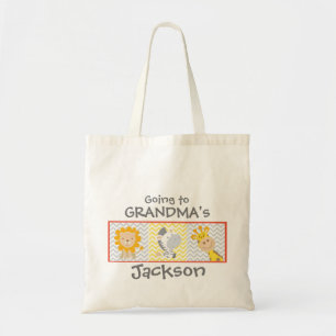 Fille et garçon allant au sac de grand-maman avec