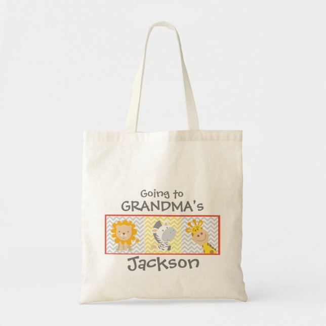 Fille et garçon allant au sac de grand-maman avec (Devant)