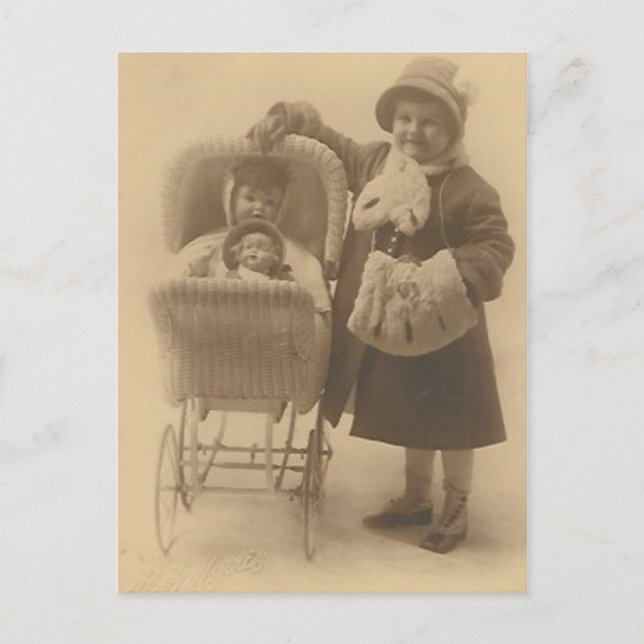 fille et sa poupée dans la carte postale (Devant)