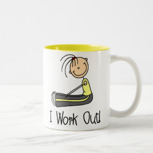 Fille établissant la tasse
