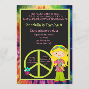Fille hippie de colorant de cravate et invitation