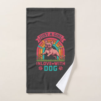 Fille juste amoureuse du chien Bouledogue français