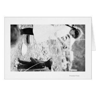 Fille nourricière Ours Cub à l'eau