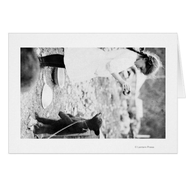 Fille nourricière Ours Cub à l'eau (Devant horizontal)