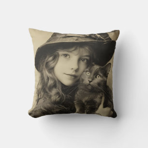 Fille sorcière vintage avec oreiller à jet de chat