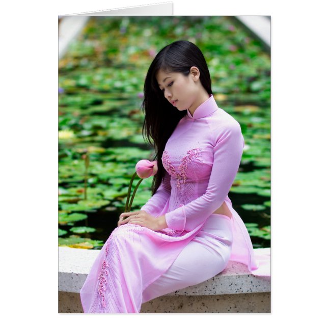 Fille tenant du lotus à la fontaine (Devant)