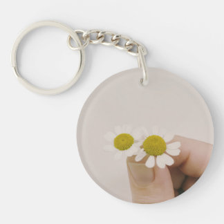 Fingertip Daisy – Aesthetic Floral Acrylic