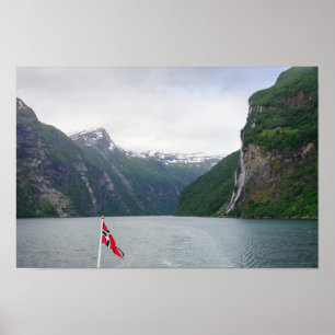 Fjord Geiranger avec affiche du drapeau norvégien