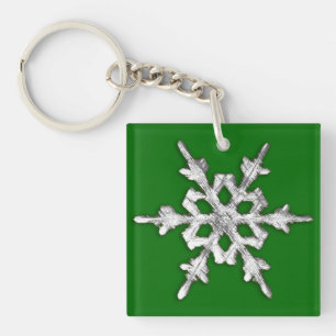 Flacon de neige blanc et argenté sur le vert de pi