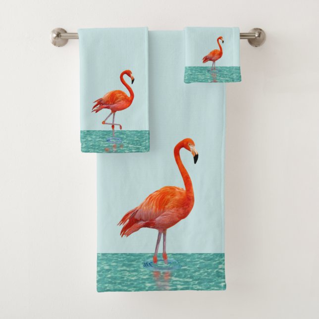Flamant rose rose debout sur la plage Turquoise cl (En situation)
