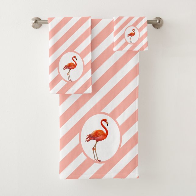 Flamant rose sur corail et blanc Serviettes de bai (En situation)