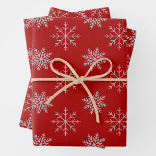 Flammes de neige sur le papier à envelopper rouge