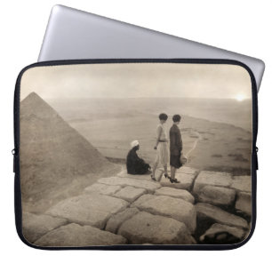 Flapper Girls Sunrise Khufu Pyramid, Egypt 1920  Laptop Sleeve