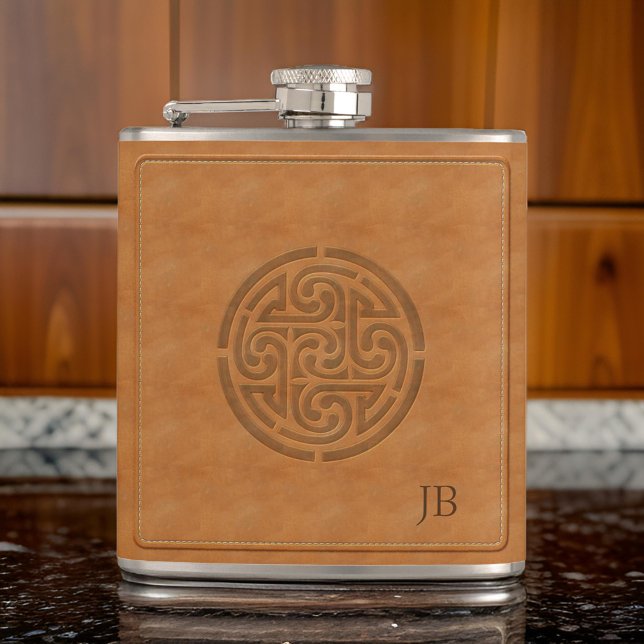 Flasques Céleste sculpté noeud Faux Cuir enveloppé Hip irla (Carved Celtic Knot Faux Leather Wrapped Irish Hip Flask On Marble Floor)