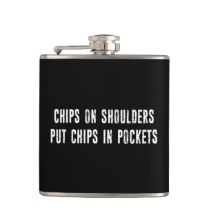 Flasques Chips Sur Les Épaules Mettre Des Chips Dans Les Po