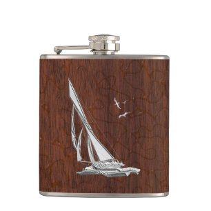Flasques Chrome Sailboat sur Wet Mahogany Imprimer