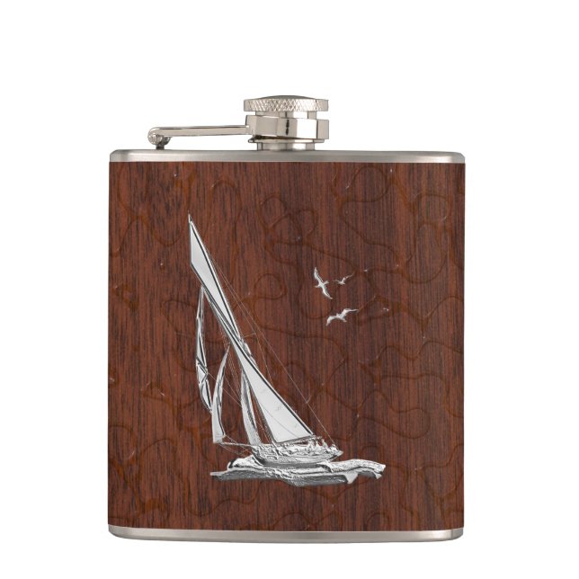 Flasques Chrome Sailboat sur Wet Mahogany Imprimer (Devant)