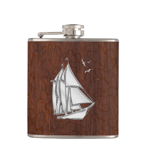 Flasques Chrome Sailboat sur Wet Mahogany Imprimer