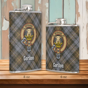 Flasques Clan Gordon Crest sur Tartan Patiné