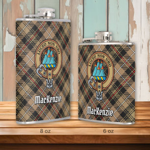 Flasques Clan MacKenzie Crest sur Tartan de chasse Patinée