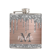 Gouttes de paillettes argentées sur monogramme en