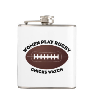 Flasques Les femmes jouent au rugby, regardent les filles