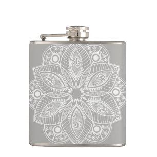 Flasques Mandala blanc exotique sur Arrière - plan gris
