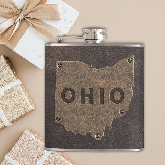 Flasques Ohio Faux Cuir Monogrammé (A masculine Ohio state map outline in faux leather makes this flask a perfect gift for groomsmen.)