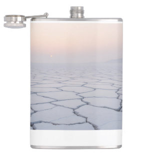 Flasques Salt Flats à l'aube : Paysage minimaliste éthéré