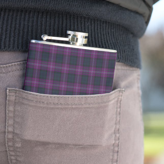 Flasques Scotland Forever Clan Tartan Plaid Motif (En situation)