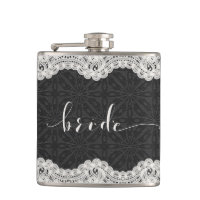 Typographie en cuir noir, dentelle blanche et mari