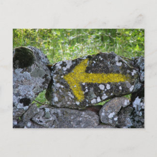 Flèche jaune sur la carte postale de clôture