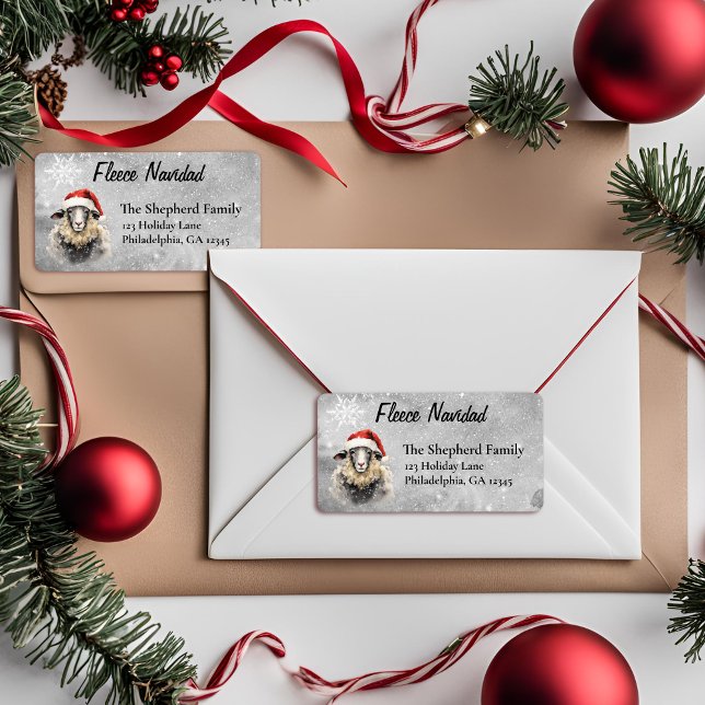 Fleece Navidad Père Noël Étiquette de adresse de N (Fleece Navidad Address label with Santa Hat Sheep on a gray snowy background
)