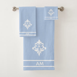 Fleur blanche, monogramme et rayures sur fond bleu