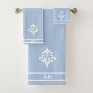 Fleur blanche, monogramme et rayures sur fond bleu