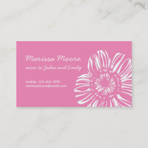 Fleur blanche sur la carte rose