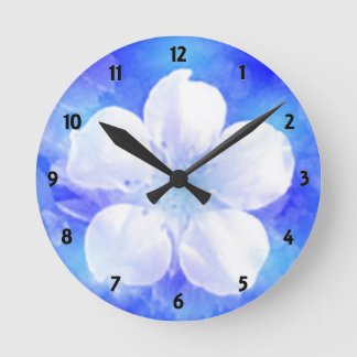Fleur blanche sur une horloge murale arrière - pla