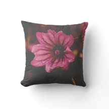 Fleur dans des gouttelettes d'eau Coussin de jet